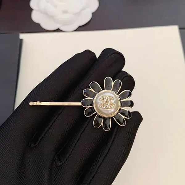 Kẹp Tóc Chanel Black Oil Drop Flower Hairpin Màu Đen Vàng - Phụ kiện - Vua Hàng Hiệu