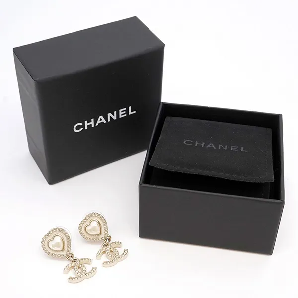 Khuyên Tai Nữ Chanel Earrings With Coco Mark Heart Motif Màu Trắng/Vàng