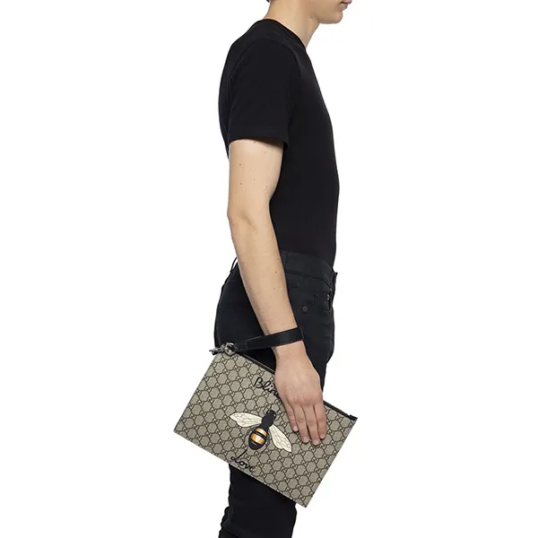 Túi Cầm Tay Nam Gucci Bee Print 473904 9CD1N-8666 Clutch Màu Be Họa Tiết - Túi xách - Vua Hàng Hiệu