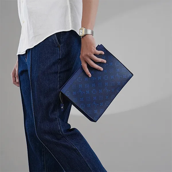 Túi Cầm Tay Nam Louis Vuitton LV Pochette Voyage Monogram Racing Blue Clutch Màu Xanh Dương Đậm - Túi xách - Vua Hàng Hiệu