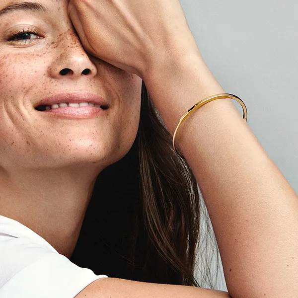 Vòng Đeo Tay Nữ Pandora Signature I-D bangle 14k Gold Màu Vàng