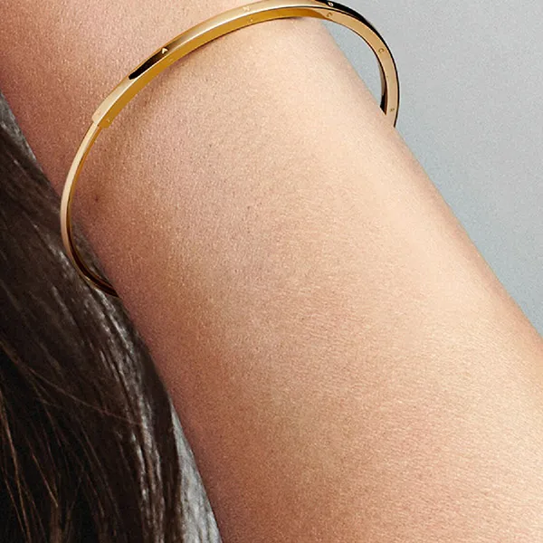 Vòng Đeo Tay Nữ Pandora Signature I-D bangle 14k Gold Màu Vàng