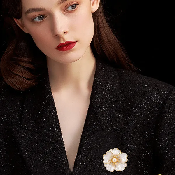 Cài Áo Nữ Meri Elegant Peony BR858 Màu Kem Vàng