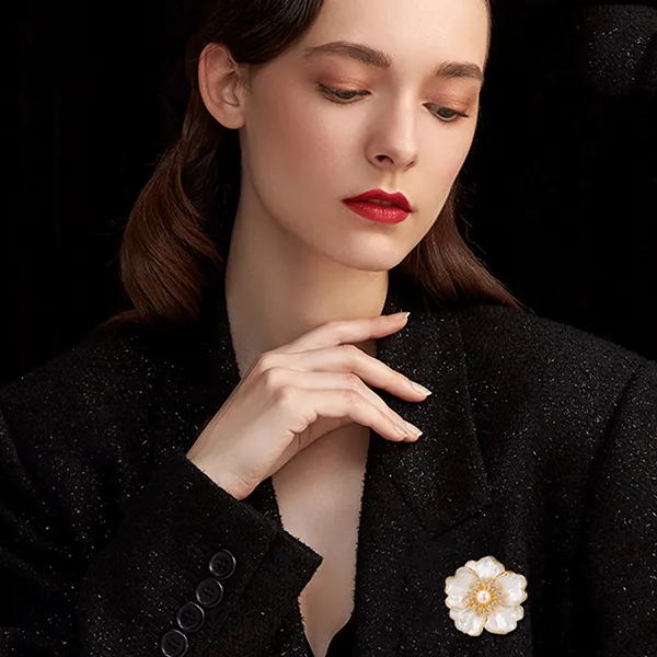 Cài Áo Nữ Meri Elegant Peony BR858 Màu Kem Vàng