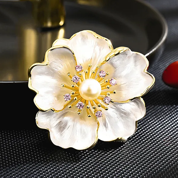 Cài Áo Nữ Meri Elegant Peony BR858 Màu Kem Vàng