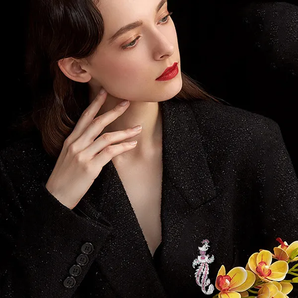 Cài Áo Nữ Meri Enchanting Peacock BR868 Màu Hồng Bạc