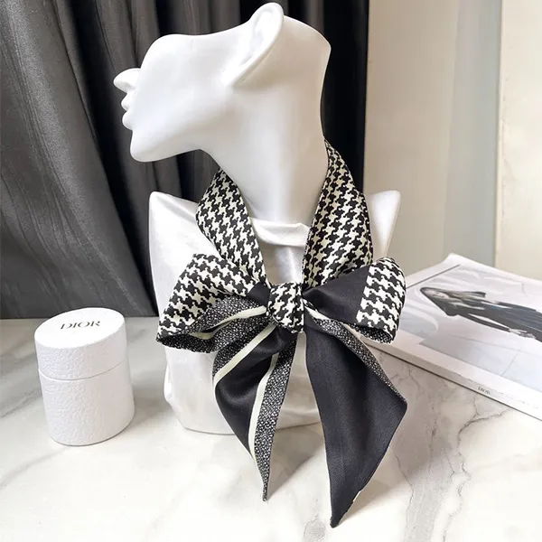 Khăn Dior 30 Montain Micha Twilly Silk Màu Đen Trắng