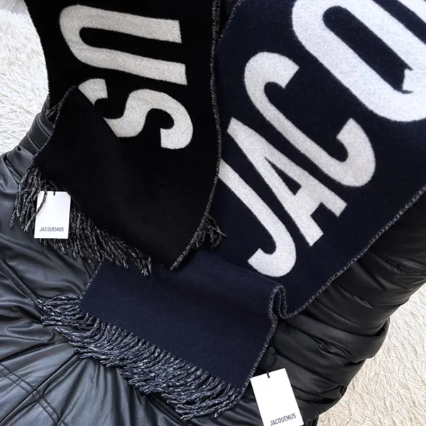 Khăn Quàng Cổ Unisex Jacquemus L'echarpe Fringe Logo In 22H226AC435 5007 380 Màu Xanh Navy