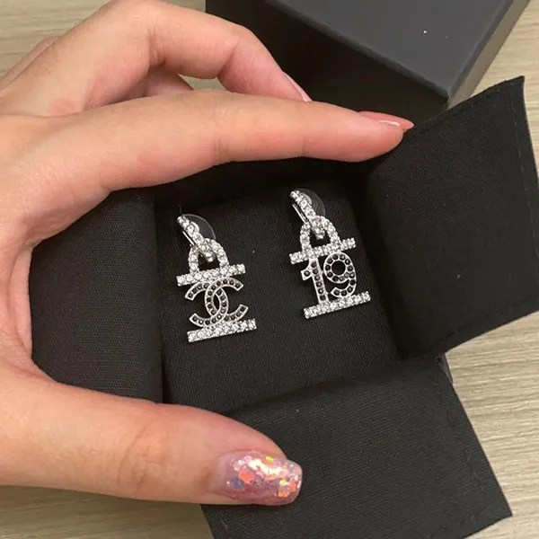 Khuyên Tai Nữ Chanel Crystal 19 CC Tone 22A Earrings Màu Bạc