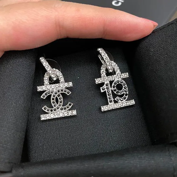 Khuyên Tai Nữ Chanel Crystal 19 CC Tone 22A Earrings Màu Bạc