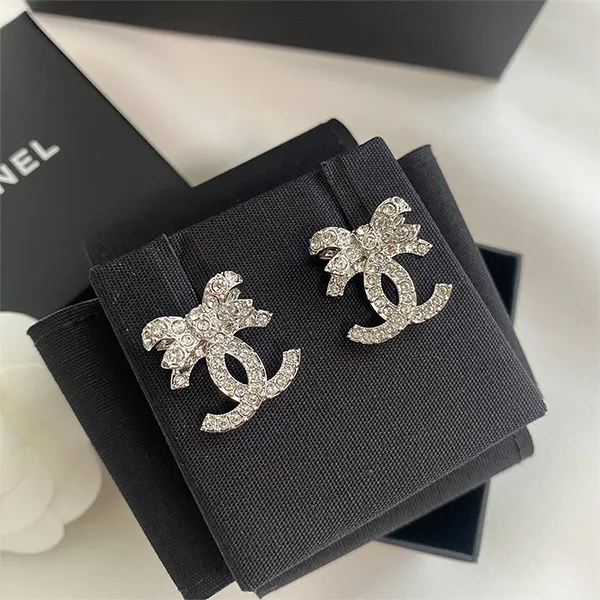 Khuyên Tai Nữ Chanel Sparkling CC Logo Earrings Màu Bạc
