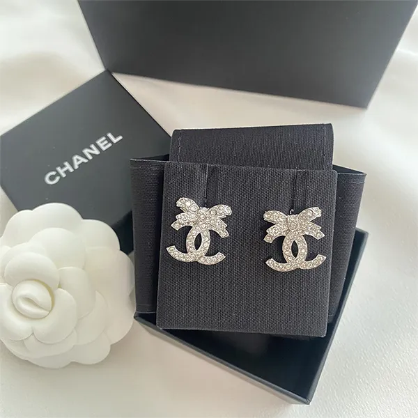 Khuyên Tai Nữ Chanel Sparkling CC Logo Earrings Màu Bạc