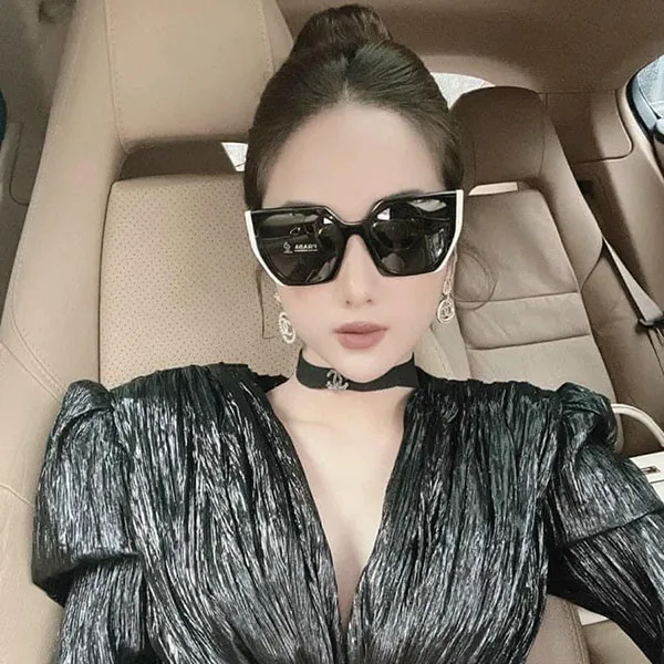 Kính Mát Nữ Prada Glasses 34 PR 15WS-09Q5S0 Màu Đen Trắng