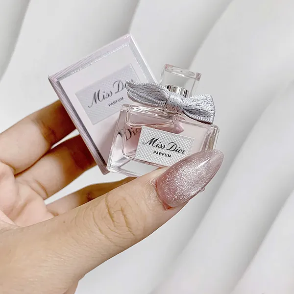 Set Nước Hoa Nữ Dior 4 Món (Miss Dior Parfum Mini + Maximizer 001 2ml + Gương + Túi)