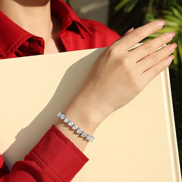 Vòng Đeo Tay Nữ LiLi Jewelry Dạng Chuỗi Trái Tim Đính Kim Cương Moissanite Della LILI_063598 Màu Bạc