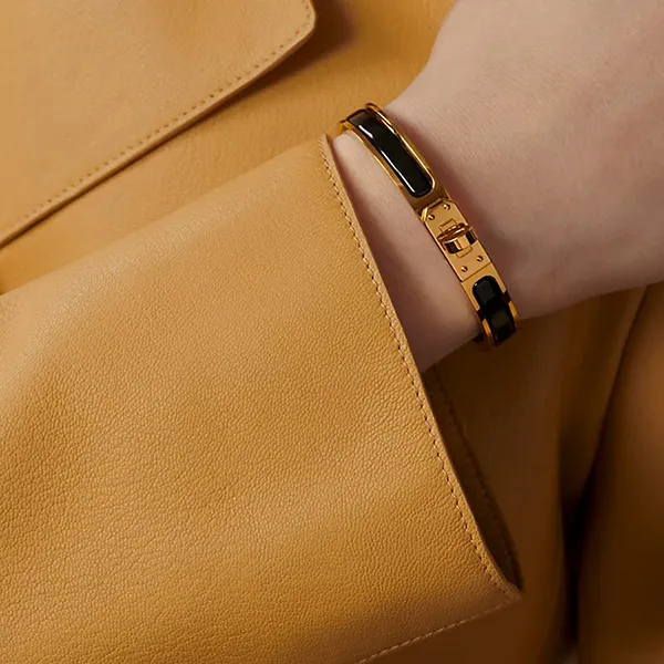 Vòng Đeo Tay Nữ Hermès Mini Clic Kelly Bracelet H200004FV01PM Màu Đen Vàng
