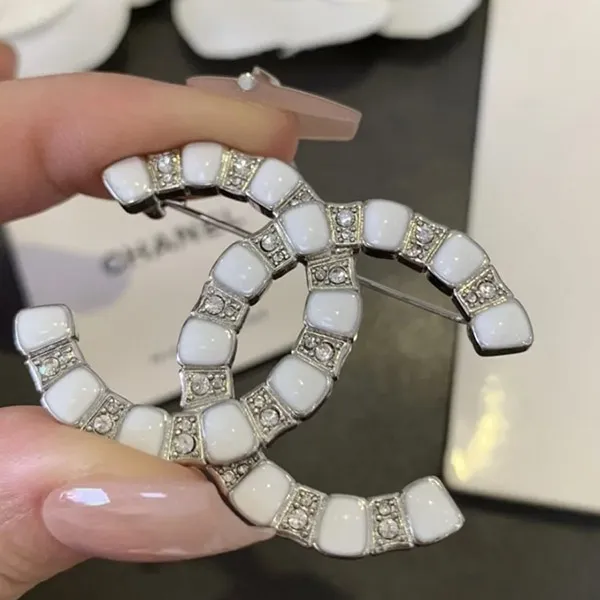 Cài Áo Chanel Jewelry Style Màu Trắng