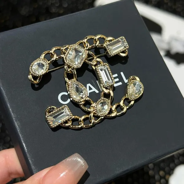 Cài Áo Nữ Chanel CC Chanel Brooch Gold Metal/ White Màu Vàng - Phụ kiện - Vua Hàng Hiệu