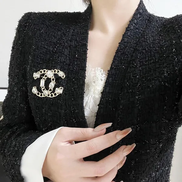 Cài Áo Nữ Chanel CC Chanel Brooch Gold Metal/ White Màu Vàng - Phụ kiện - Vua Hàng Hiệu