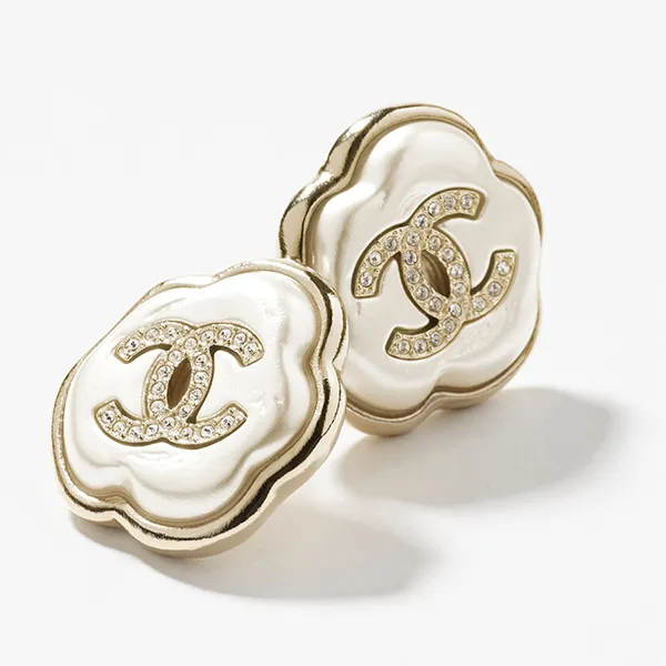 Khuyên Tai Nữ Chanel CC Stud Earrings Metal, Resin & Diamantés Gold, Pearly White & Crystal ABF884B21243U2282 Màu Trắng - Trang sức - Vua Hàng Hiệu