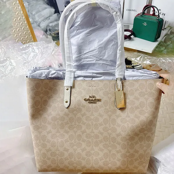 Túi Tote Nữ Coach Bag In Signature Sing Town CBQ46 Màu Khaki