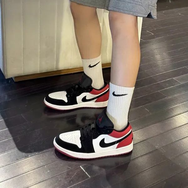 Giày Sneaker Nike Air Jordan 1 Low Black Toe 2025 IB8971-106 Màu Đỏ Đen Size 40