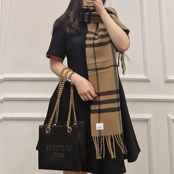 Khăn Choàng Burberry Giant Check Wool Muffler 80899451 Màu Nâu