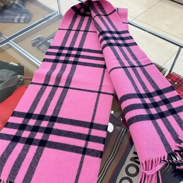 Khăn Choàng Burberry Giant Zack Logo Patch Wool Muffler Bubblelegum Pink 80899431 Màu Hồng Đen