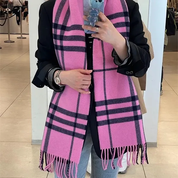 Khăn Choàng Burberry Giant Zack Logo Patch Wool Muffler Bubblelegum Pink 80899431 Màu Hồng Đen