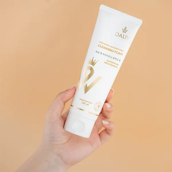 Sữa Rửa Mặt Dưỡng Ẩm Và Làm Sáng Da Daliv Moistuzing And Brightenning Cleansing Foam 120ml