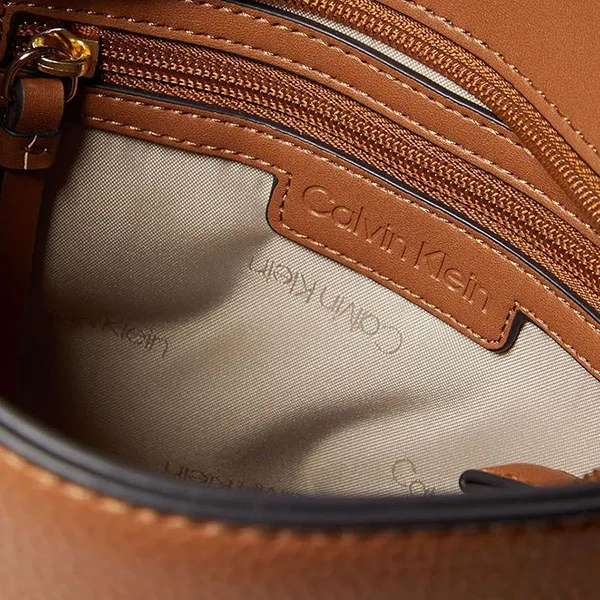 Túi Đeo Chéo Nữ Calvin Klein Maddi Crossbody Caramel Màu Caramel