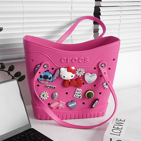 Túi Xách Tay Nữ Crocs Classic Medium Woman Tote Bag Charm Kitty Dragon Fruit Màu Hồng