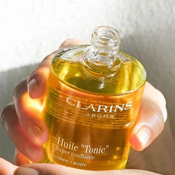 Bộ Chăm Sóc Da Clarins Tonic & Make Up Set 4 Món (Dầu Dưỡng Thể 100ml + Sữa Tắm 30ml + Dưỡng Môi 01 + Túi)