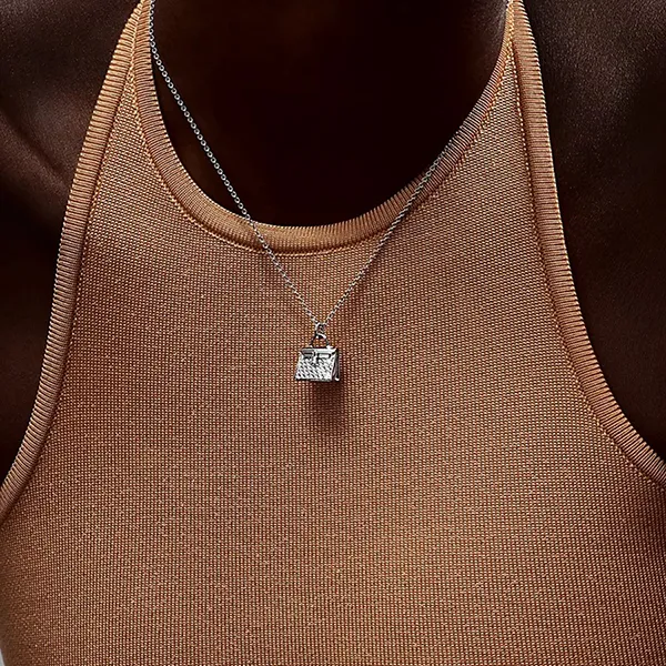 Dây Chuyền Hermès Amulettes Kelly Pendant H121314B 00 Màu Bạc