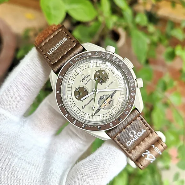 Đồng Hồ Nam Omega x Swatch Bioceramic Moonswatch Mission To Saturn SO33T100 Màu Nâu