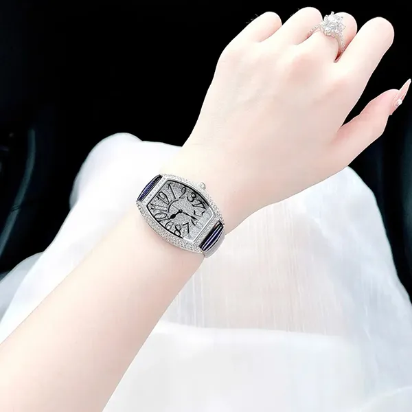 Đồng Hồ Nữ Christian Van Sant Watch CV4821 Màu Xanh Navy (Kèm Vòng Tay)