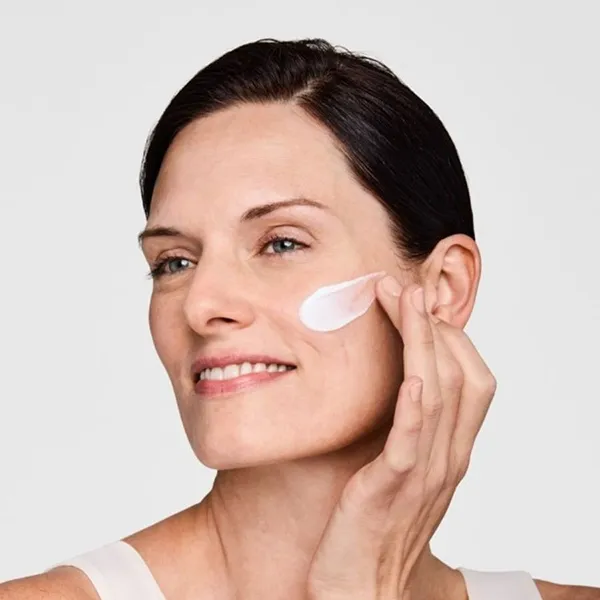 Kem Dưỡng Ngày Estée Lauder DayWear Multi-Protection Anti-Oxidant 24H‑Moisture Creme SPF15 50ml