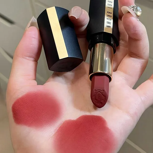 Son Bobbi Brown 04 Luxe Matte Màu Hồng Trà Sữa (Vỏ Đen)