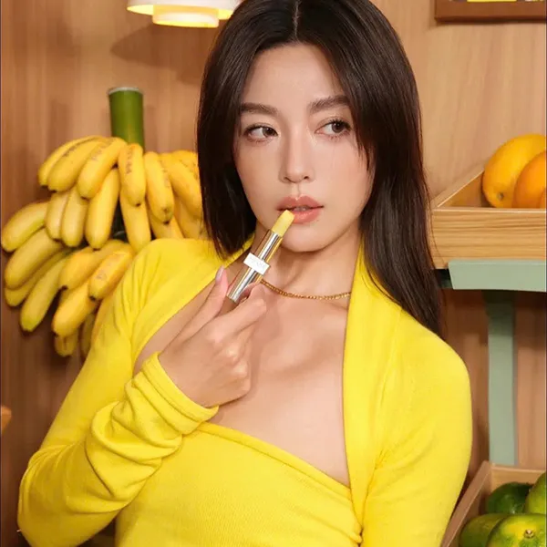 Son Dưỡng Prada Beauty Moisturizing Balm Lip U002 Banana Yellow Màu Hồng