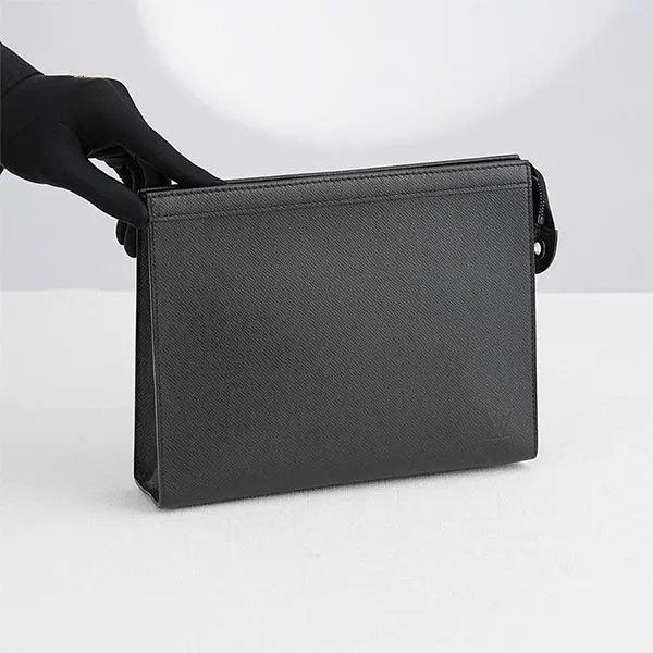 Túi Cầm Tay Nam Louis Vuitton LV Pochette Voyage MM Noir Taiga Clutch TTA5129 Màu Đen