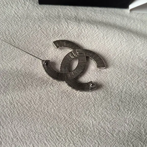 Cài Áo Nữ Chanel CC Mark Brooch Silver Màu Bạc