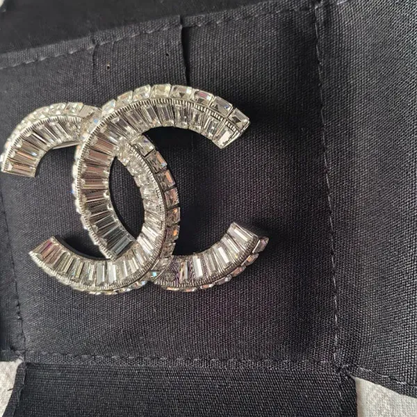 Cài Áo Nữ Chanel CC Mark Brooch Silver Màu Bạc