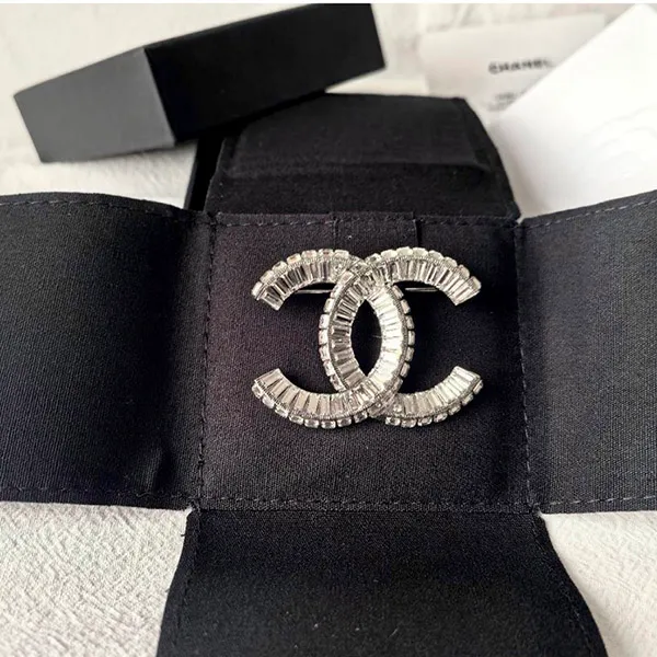 Cài Áo Nữ Chanel CC Mark Brooch Silver Màu Bạc