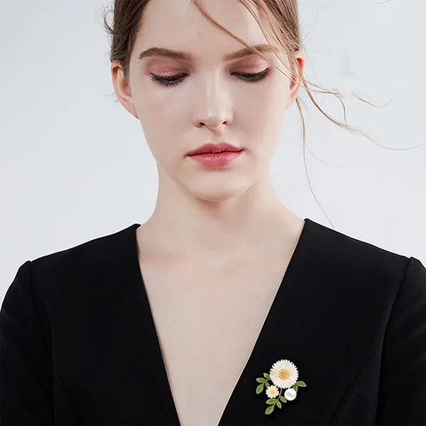 Cài Áo Nữ Meri Radiant Daisy BR904 Màu Trắng