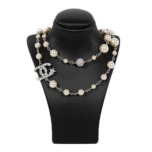 Dây Chuyền Nữ Chanel 21K Snow Queen Pearl Long Necklace Crystal CC Màu Bạc