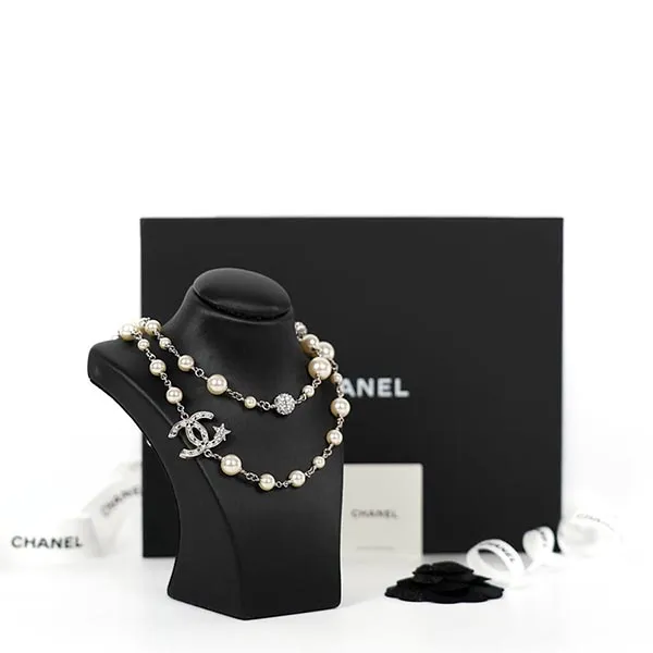 Dây Chuyền Nữ Chanel 21K Snow Queen Pearl Long Necklace Crystal CC Màu Bạc