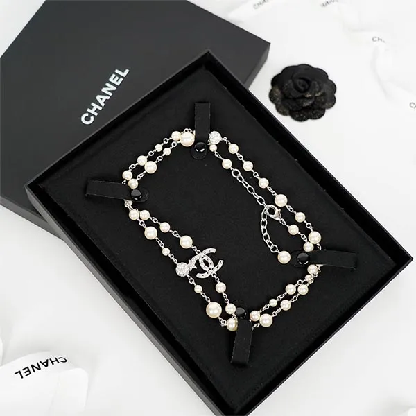 Dây Chuyền Nữ Chanel 21K Snow Queen Pearl Long Necklace Crystal CC Màu Bạc