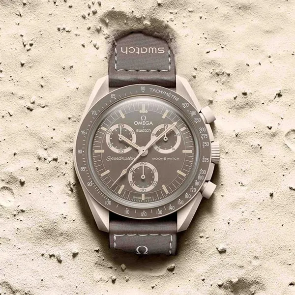 Đồng Hồ Nam Omega x Swatch Bioceramic Moonswatch Mission On Earth Desert SO33T103 Màu Nâu