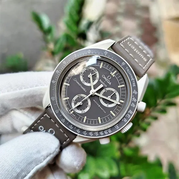 Đồng Hồ Nam Omega x Swatch Bioceramic Moonswatch Mission On Earth Desert SO33T103 Màu Nâu