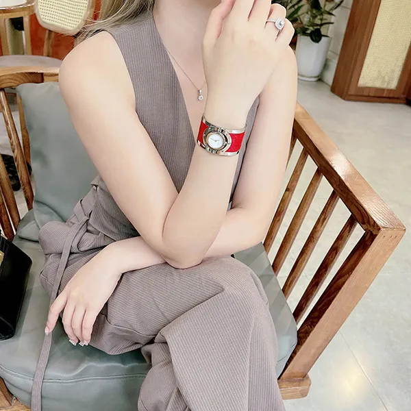 Đồng Hồ Nữ Gucci Stainless Steel Leather Twirl YA112435 Watch Màu Đỏ
